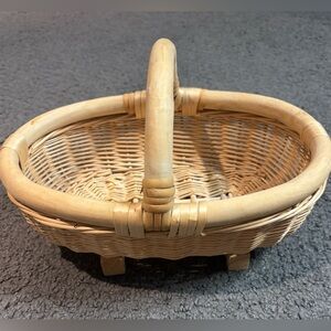 Vintage Tan Oval Footed Wicker Basket Handle 10.5” x 7.25” x 8.5”